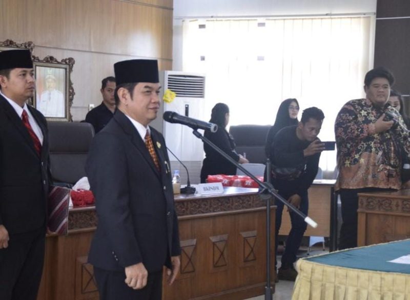Bupati Bartim saat Melakukan Pelantikan terhadap 13 Pejabat Tinggi di Lingkup Pemkab Bartim. Foto: 1tulah.com/zakirin

