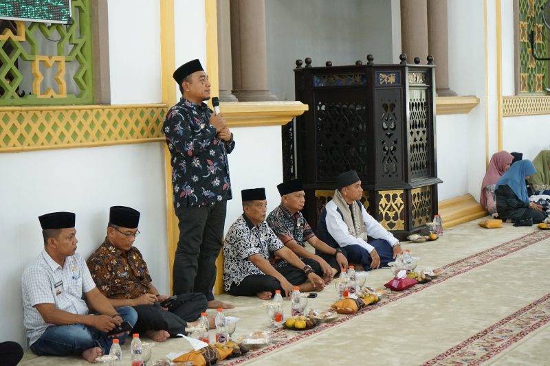 Bupati Asahan H. Surya, BSc mengikuti Pengajian Akbar Kecamatan Kota Kisaran Barat di Masjid Agung H. Achmad Bakrie Kisaran, Kamis (14/09/2023).Foto.Irwan/1tulah.com