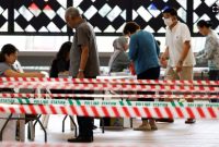 Para pemilih mengantre untuk memberikan suaranya di tempat pemungutan suara saat pemilihan presiden di Singapura, 1 September 2023. (Foto: REUTERS/Edgar Su)