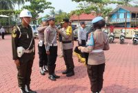 Kapolres Barito Utara AKBP Gede Pasek Muliadnyana saat menyematkan tanda di mulainya Operasi Telabang 2023 di wilayah hukumnya, Senin (4/09/2023).Foto.Delia/1tulah.com