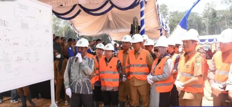 Bupati Nadlasyah dan Ketua DPRD Hj Mery Rukaini saatt mendengarkan penjelasan dari PT MAJU terkait pembangunan Pabrik Pengolahan Sawit, Senin (11/9/2023).FOto.Delia/1tulahl.com