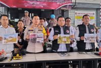 Wadir narkotika POlda Kalteng AKBP Timbul Siregar bersama kapolres barut AKBP Gede Pasek Muliadnyana saat menggelar pres konfrence terkait TPPU narkotika jaringan internasional di Muara Teweh, Selasa (12/9/2023).Foto.Deni/1tulah,com