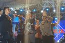 H. Deddy Winarwan, Pj. Bupati Barsel (tengah) didampingi pimpinan Forkopimda saat bernyanyi dipanggung bersama band Revublik di malam puncak penutupan Barsel Expo 2023, Sabtu (23/9/2023). Foto. Alifansyah/1tulah.com