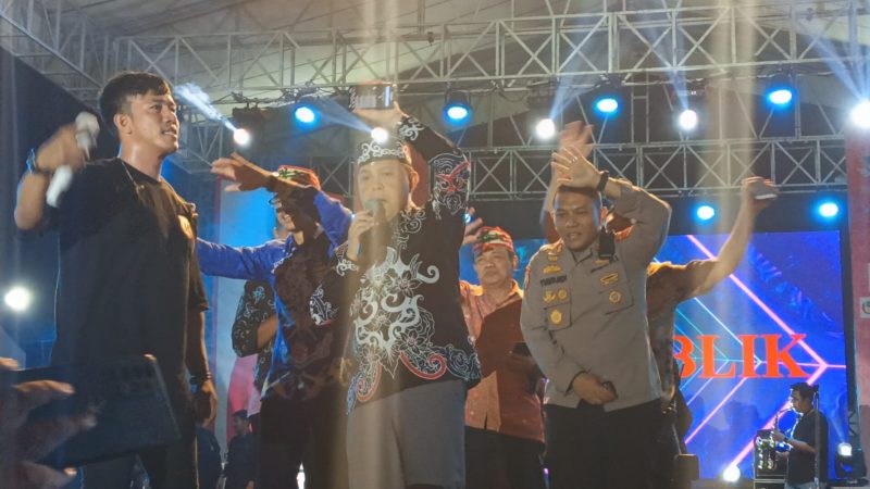 H. Deddy Winarwan, Pj. Bupati Barsel (tengah) didampingi pimpinan Forkopimda saat bernyanyi dipanggung bersama band Revublik di malam puncak penutupan Barsel Expo 2023, Sabtu (23/9/2023). Foto. Alifansyah/1tulah.com