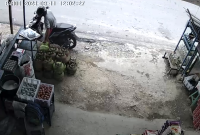 Pelaku saat membawa kabur LPG bersubsidi 3 kilogram di sebuah kios di Kota Muara Teweh, Senin (11/09/2023).Foto.tangkapan layar cctv