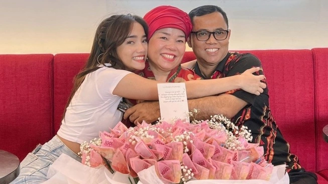 Fuji Bersama Orangtuanya, Dewi Zuhriati dan Haji Faisal. Sumber foto : suara.com