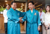 Bakal calon presiden dan wakil presiden Prabowo Subianto (kiri) dan Gibran Rakabuming Raka (kanan) bersiap menjalani pemeriksaan kesehatan di RSPAD Gatot Soebroto, Jakarta, Kamis (26/10/2023). Sumber foto : suara.com