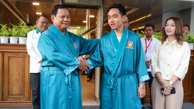 Bakal calon presiden dan wakil presiden Prabowo Subianto (kiri) dan Gibran Rakabuming Raka (kanan) bersiap menjalani pemeriksaan kesehatan di RSPAD Gatot Soebroto, Jakarta, Kamis (26/10/2023). Sumber foto : suara.com