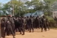 Aparat kepolisian saat menembakan gas air mata ke massa saat demo ricuh di Seruyan Kalteng. (foto: suara.com)