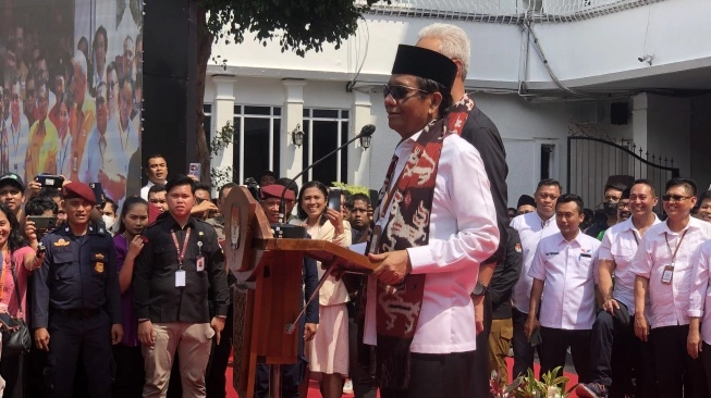 Mahfud MD bersama Ganjar Pranowo, pasangan capres dan cawapres, memberikan sambutan di halaman Gedung KPU Jalan Imam Bonjol, Jakarta, Rabu (19/10/2023). Sumber foto : suara.com
