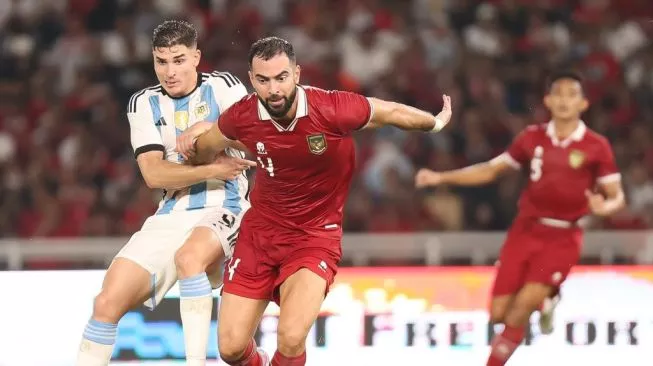 Bek Timnas Indonesia, Jordi Amat coba melewati hadangan striker timnas Argentina Julian Alvarez dalam laga FIFA Matchday di Stadion Utama Gelora Bung Karno (SUGBK). Sumber foto : suara.com