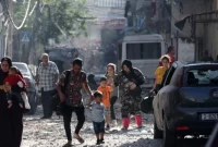 Sejumlah warga Palestina di Gaza mengungsi di tengah aksi agresi militer Israel, Rabu (11/10/2023). Sumber foto : suara.com