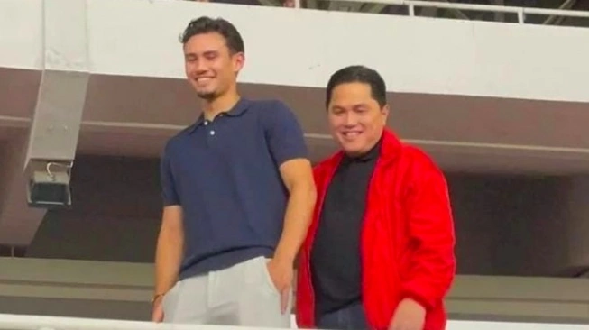 Calon pemain naturalisasi, Nathan Tjoe-A-On terciudk nonton laga Timnas Indonesia vs Brunei. Sumber foto : suara.com