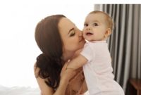 Ilustrasi mencium bayi (Freepik/cookie_studio)