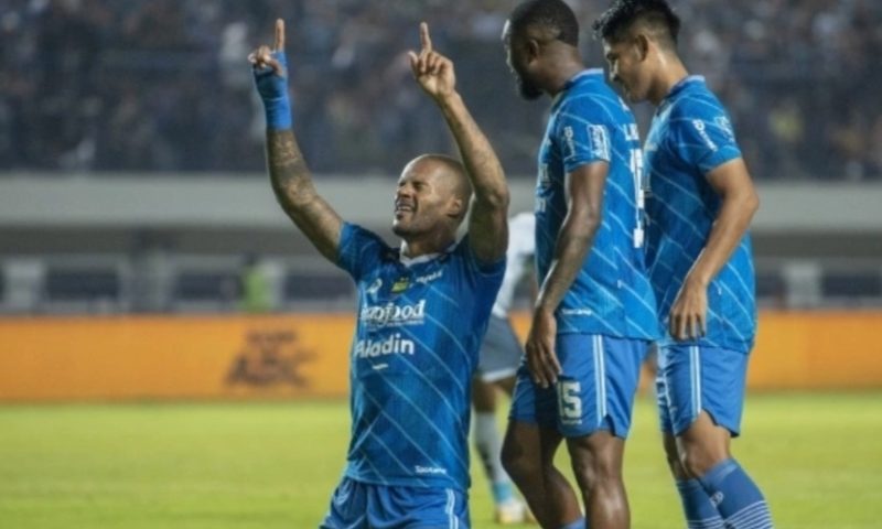 Pesepak bola Persib Bandung David Da Silva (kiri) melakukan selebrasi seusai mencetak gol ke gawang Persita saat pertandingan BRI Liga 1 di Stadion Gelora Bandung Lautan Api, Bandung, Jawa Barat, Minggu (1/10/2023). ANTARA FOTO/M Agung Rajasa/nz