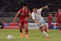 Pemain Timnas Indonesia Hokky Caraka saat sedang berduel. (Dok. PSSI)