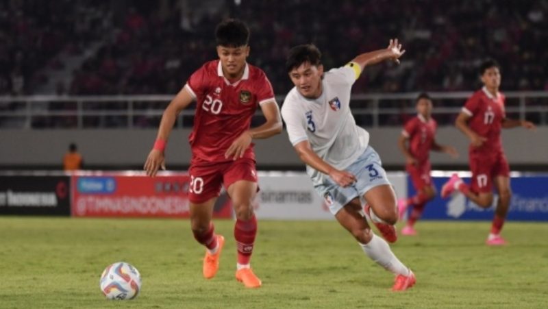 Pemain Timnas Indonesia Hokky Caraka saat sedang berduel. (Dok. PSSI)