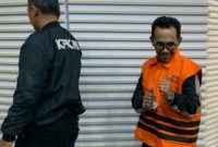 Wali Kota Bima Muhammad Lutfi ditahan KPK. (Suara.com/Yaumal)