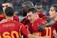 Para pemain AS Roma merayakan gol #11 Andrea Belotti (kedua dari kanan) ke gawang Servette FC pertandingan sepak bola Grup G putaran pertama Liga Eropa UEFA di Stadion Olimpiade, di Roma pada 5 Oktober 2023. Alberto PIZZOLI / AFP