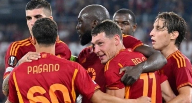 Para pemain AS Roma merayakan gol #11 Andrea Belotti (kedua dari kanan) ke gawang Servette FC pertandingan sepak bola Grup G putaran pertama Liga Eropa UEFA di Stadion Olimpiade, di Roma pada 5 Oktober 2023. Alberto PIZZOLI / AFP