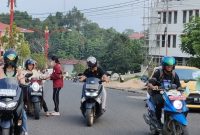 Waspadai dampaik kabut asap, Dinkes Murung Raya membagikan masker kepada warga, Jumat (6/10/2023). (Foto : Sur/1tulah.com)