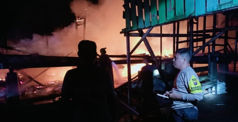 Kobran ali saat meluluhlantah rumah warga di Desa Konut, Sabtu malam. (Foto.Dok.Polsek)