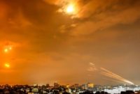 Roket yang ditembakkan militan Palestina Hamas dicegat oleh sistem rudal pertahanan Iron Dome Israel di Kota Gaza, Palestina, Minggu (8/10/2023). [EYAD BABA / AFP]
