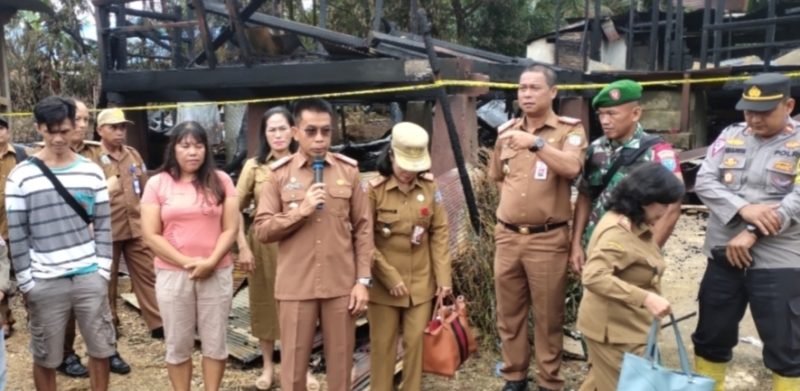 Pj Bupati Murung Raya Hermon bersama kepala OPD menyerahkan bantuan untuk korban kebakaran di Desa Konut, Senin (9/10/2023). (foto : 1tulah.com)