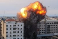 Roket yang ditembakkan militan Palestina dicegat oleh sistem rudal pertahanan Iron Dome Israel di Kota Gaza, Palestina, Sabtu (7/10/2023). [Mohammed ABED / AFP]