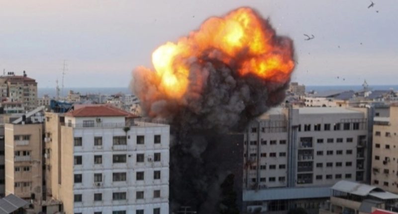 Roket yang ditembakkan militan Palestina dicegat oleh sistem rudal pertahanan Iron Dome Israel di Kota Gaza, Palestina, Sabtu (7/10/2023). [Mohammed ABED / AFP]