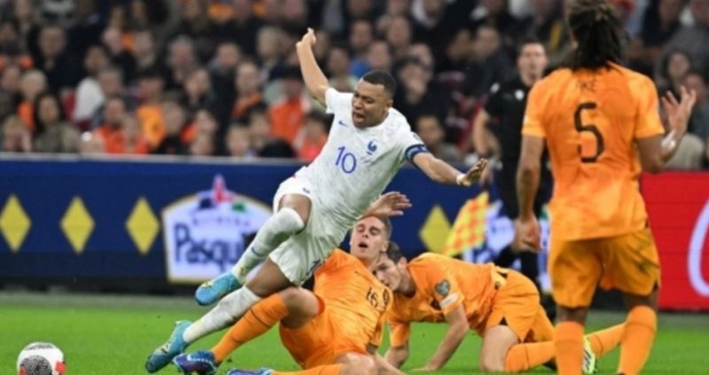 Penyerang Prancis Kylian Mbappé (kiri) ditekel oleh gelandang Belanda Joey Veerman selama pertandingan sepak bola kualifikasi Euro 2024 antara Belanda dan Prancis di Johan Cruijff ArenA di Amsterdam pada 13 Oktober 2023. JOHN MU / AFP