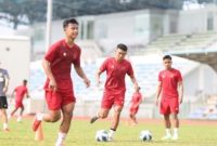 Para pemain Timnas Indonesia berlatih jelang laga leg kedua Kualifikasi Piala Dunia 2026 zona Asia ronde pertama melawan Brunei Darussalam di Stadion Padang dan Belapan, Kompleks Olahraga Bandar Seri Begawan, Brunei, Sabtu (14/10/2023). [ANTARA/HO/PSSI]