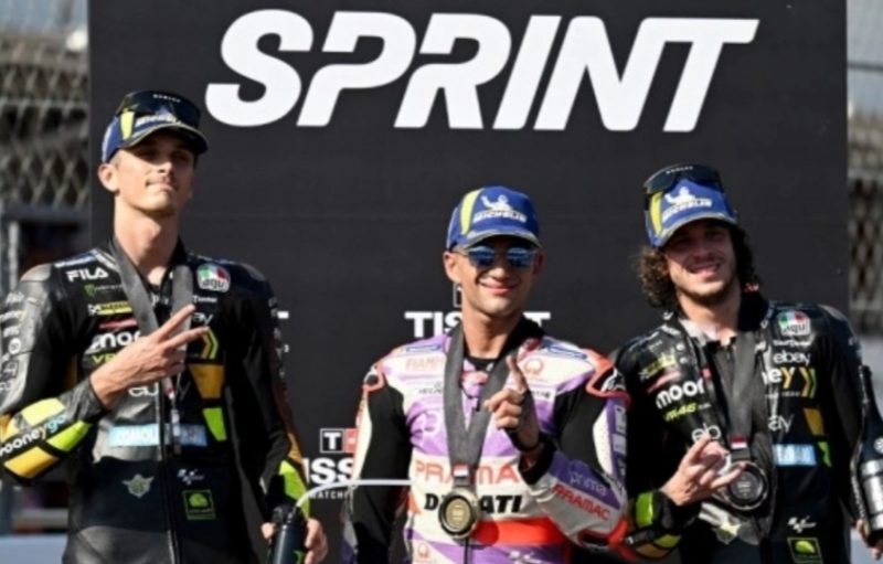 Rider Pramac Racing, Jorge Martin (tengah) usai memenangi sprint race MotoGP Indonesia di Sirkuit Internasional Mandalika di Lombok tengah, Sabtu (14/10). [SONNY TUMBELAKA / AFP]