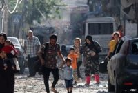Sejumlah warga Palestina di Gaza mengungsi di tengah aksi agresi militer Israel, Rabu (11/10/2023). (Foto: AFP)