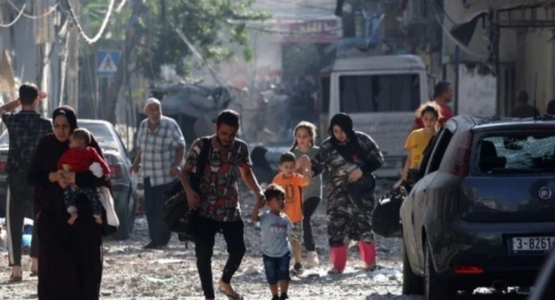 Sejumlah warga Palestina di Gaza mengungsi di tengah aksi agresi militer Israel, Rabu (11/10/2023). (Foto: AFP)
