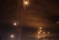 Roket yang ditembakkan militan Palestina dicegat oleh sistem rudal pertahanan Iron Dome Israel di Kota Gaza, Palestina, Sabtu (7/10/2023). [Mohammed ABED / AFP]