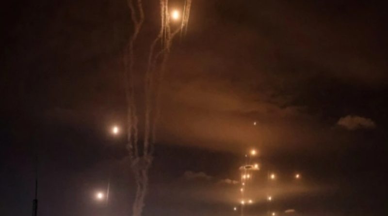 Roket yang ditembakkan militan Palestina dicegat oleh sistem rudal pertahanan Iron Dome Israel di Kota Gaza, Palestina, Sabtu (7/10/2023). [Mohammed ABED / AFP]