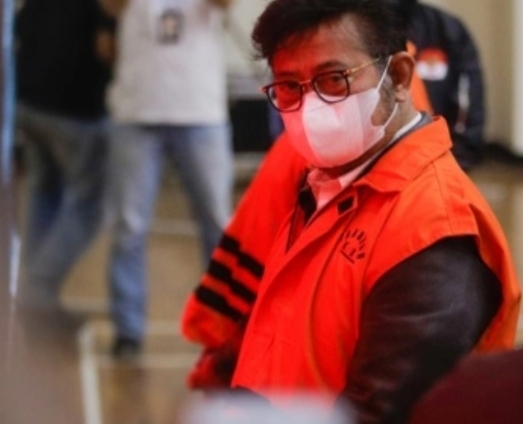 Tersangka Mantan Menteri Pertanian Syahrul Yasin Limpo (tengah) dihadirkan dalan konferensi pers terkait kasus dugaan korupsi Kementerian Pertanian (kementan) di Gedung Merah Putih KPK, Jakarta, Jumat (24/10/2023). [Suara.com/Alfian Winanto]