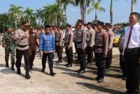 pemeriksaaan pasukan oleh Kapolres Mura AKBP Irwansah dalam apel gelar pasukan, Selasa (17/10/2023). (1tulah.com)