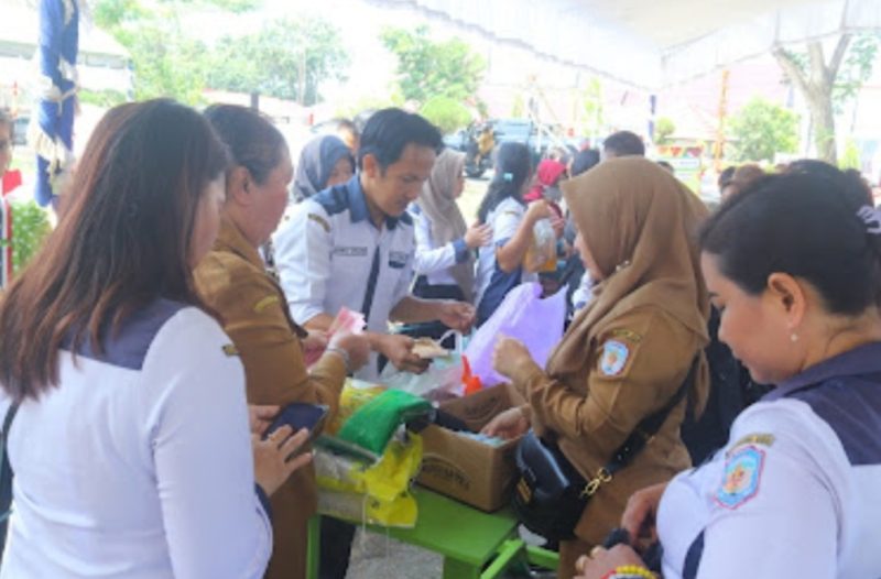 Gerakan pangan murah dilaksanakan Dinas Ketahanan Pangan Murung Raya diburu masyarakat, Senin (16/10) di Puruk Cahu. (Foto : Suroso/1tulah.com)