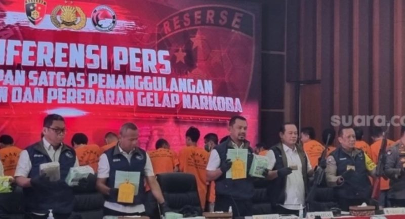Satgas Penanggulangan Peredaran Gelap Narkoba Polri kembali menangkap dua kaki tangan gembong narkoba jaringan internasional Fredy Pratama. Salah satunya M Najih alias MNA, pacar selebgram Angela Lee. (Suara.com/M. Yasir)