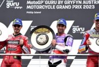 Pembalap Prima Pramac Johann Zarco (tengah) berfoto dengan pebalap Italia Tim Ducati Lenovo peringkat kedua Francesco Bagnaia (kiri) dan pebalap Italia peringkat ketiga Gresini Racing Fabio Di Giannantonio di podium setelah Grand Prix Australia MotoGP di Phillip Island pada 21 Oktober, 2023. WILLIAM BARAT / AFP