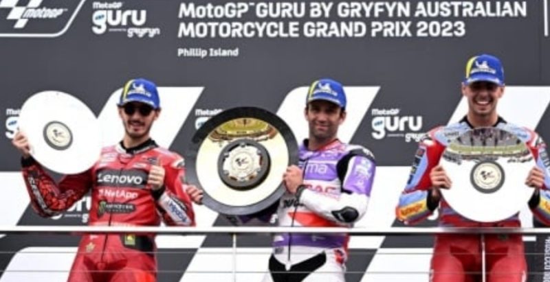 Pembalap Prima Pramac Johann Zarco (tengah) berfoto dengan pebalap Italia Tim Ducati Lenovo peringkat kedua Francesco Bagnaia (kiri) dan pebalap Italia peringkat ketiga Gresini Racing Fabio Di Giannantonio di podium setelah Grand Prix Australia MotoGP di Phillip Island pada 21 Oktober, 2023. WILLIAM BARAT / AFP