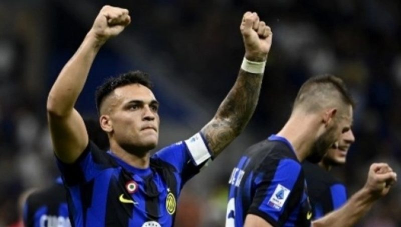 Penyerang Inter Milan Lautaro Martinez merayakan golnya dalam pertandingan sepak bola Serie A Italia antara Inter Milan vs Monza di stadion San Siro di Milan, pada 19 Agustus 2023. Isabella BONOTTO / AFP
