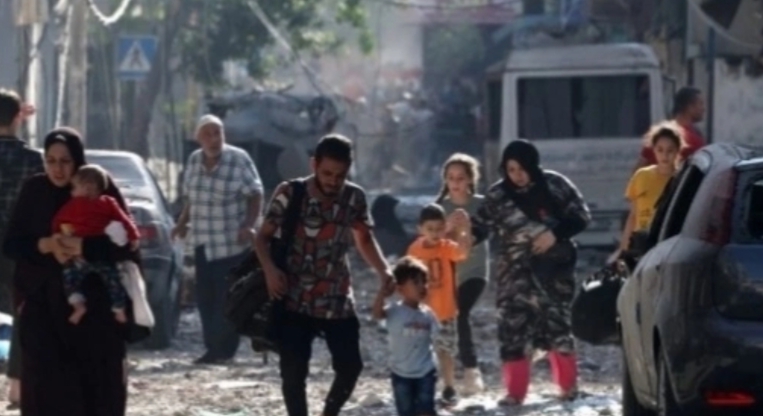 Sejumlah warga Palestina di Gaza mengungsi di tengah aksi agresi militer Israel, Rabu (11/10/2023). [Foto: AFP]