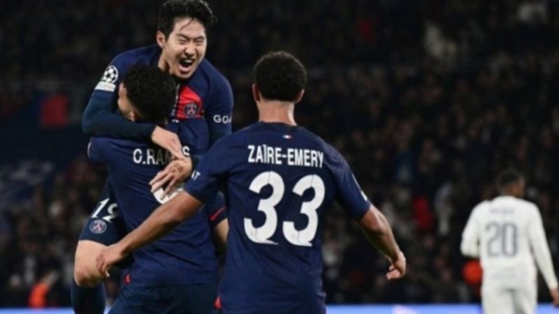 Gelandang Paris Saint-Germain Lee Kang-in (tengah) merayakan gol yang dicetaknya ke gawang AC Milan pada pertandingan Grup F Liga Champions yang dimainkan di Stadion Parc des Princes, Paris, Rabu (25/10/2023). (ANTARA/AFP/Miguel MEDINA)