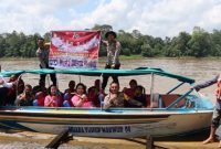Kapolres Murung Raya dan jjarannya temui warga di pinggiran Sungai Barito, Kamis (26/10/2023).(foto :Dok.Polres)