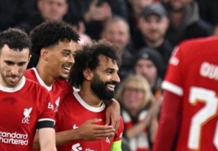 Striker Liverpool #11 Mohamed Salah (tengah) merayakan golnya ke gawang Toulouse pada pertandingan grup E Liga Eropa UEFA di Anfield di Liverpool pada 26 Oktober 2023. Oli SCARFF / AFP