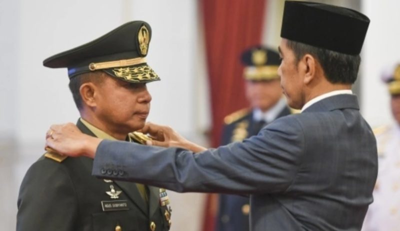 Presiden Joko Widodo menyematkan tanda kenaikan pangkat kepada Jenderal Agus Subiyanto usai dilantik menjadi Kepala Staf Angkatan Darat atau KSAD di Istana Negara, Jakarta, Rabu (25/10/2023). [Antara]
