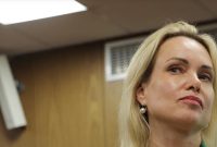 Mantan pegawai stasiun televisi pemerintah Rusia, Marina Ovsyannikova, menghadiri persidangan di gedung pengadilan Moskow, Rusia, pada 28 Juli 2022. (Reuters/Evgenia Novozhenina)